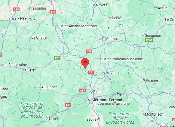 Carte géographique centrée sur une localisation marquée en rouge entre les villes de Moulins, Guéret et Clermont-Ferrand, avec autoroutes A71 et A79.