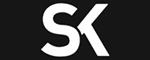 Logo SK : Design moderne et minimaliste Logo SK blanc sur fond noir. Les lettres 'S' et 'K' sont stylisées et se chevauchent légèrement, créant un design moderne et minimaliste.