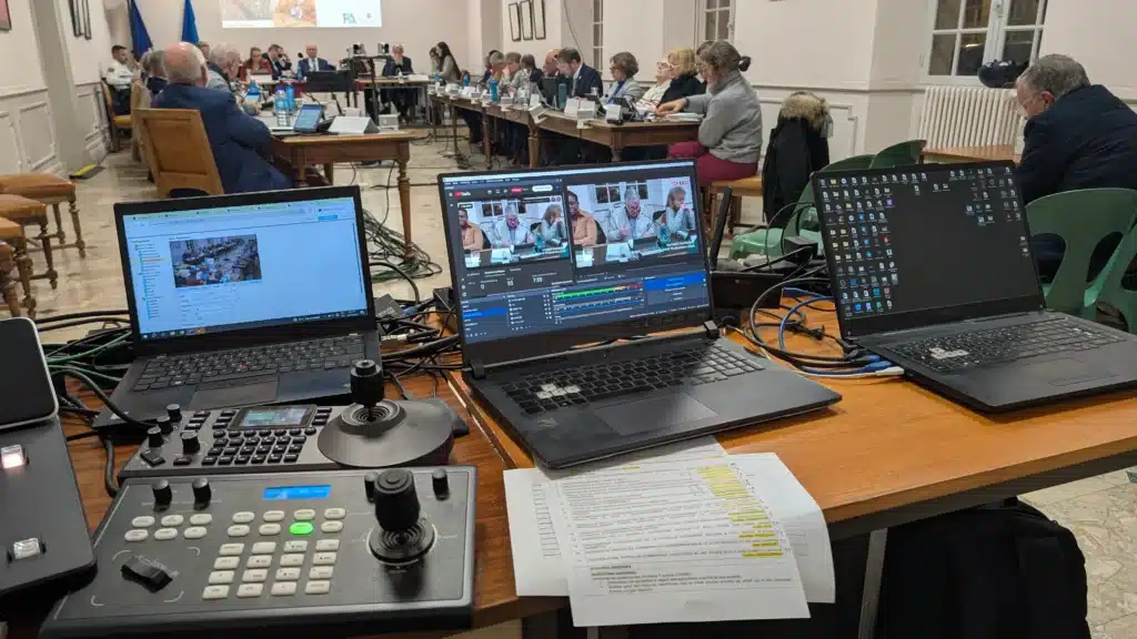 Régie vidéo de streaming en direct du Conseil Municipal Régie vidéo de conseil municipal: trois PC, contrôleur PTZ et streaming en direct via OBS sur YouTube. Ordre du jour de la séance du 18/12/2025.